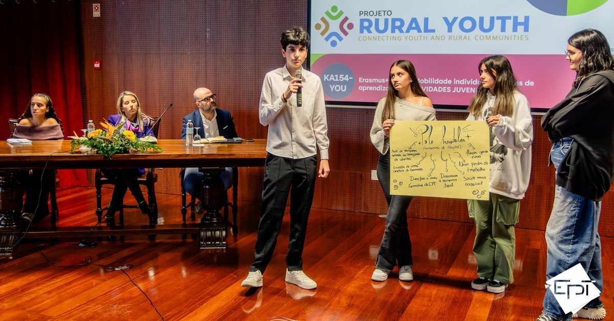 Alunos da turma 23-CM participaram na cimeira de jovens 