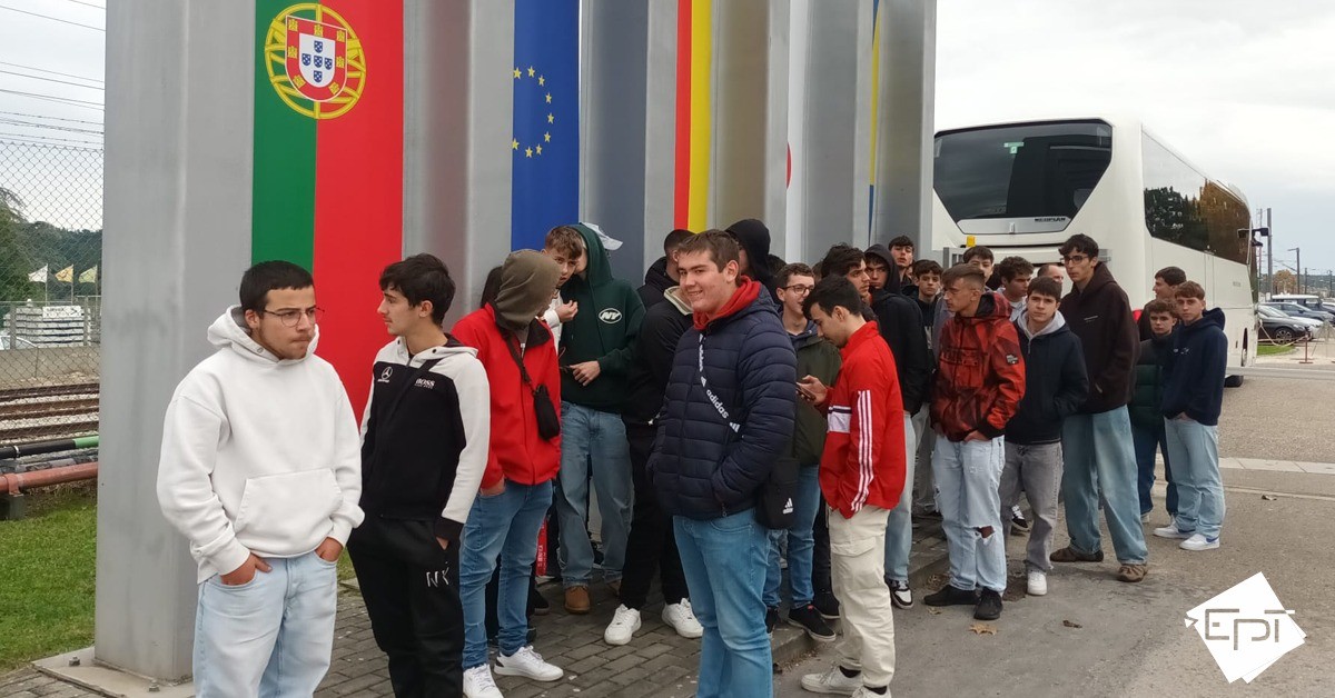 Alunos de Mecatrónica visitam fábrica da Fuso Canter