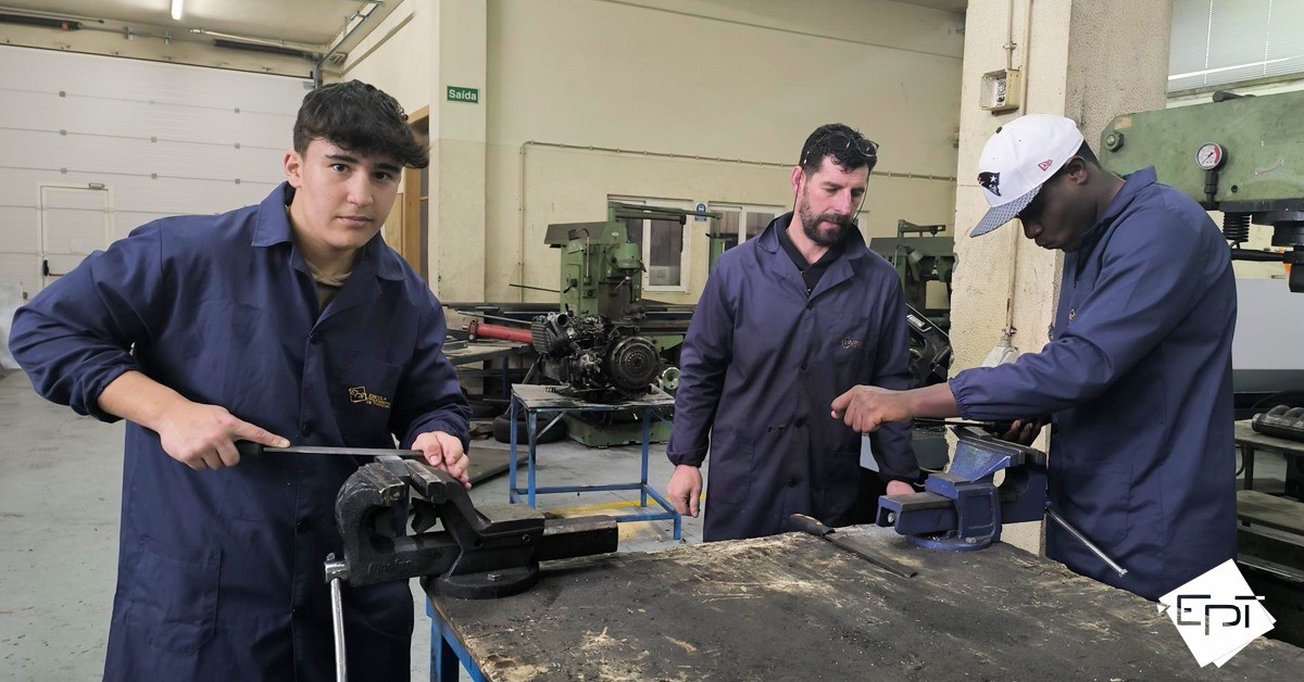 Aulas práticas na oficina de mecânica